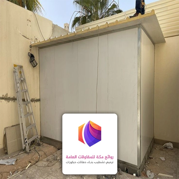 ملاحق ساندوتش بانل في مكة